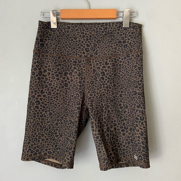 Alo leopard print bike shorts. Women’s size large. Excellent condition. - Picture 1 of 4